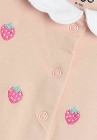 Helles rosa Bodysuit mit weißem, gewelltem Kragen, verziert mit gestickten Erdbeeren in Pink und Grün. Druckknopfverschluss und weicher Stofftextur.