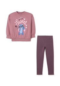 Sudadera rosa con el texto "Sweet" y gráfico de Stitch, combinada con leggings morados. Ambos artículos tienen una textura suave y cinturilla elástica.