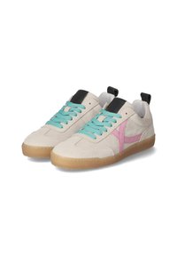 Beige suède sneakers zijn voorzien van turquoise veters, een roze zijlogo, een zwarte tong en een rubberen gumzool. De sneakers hebben een afgeronde neus.