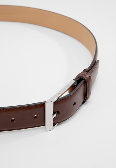 Curea din piele maro cu o textură netedă, cataramă din metal argintiu și ajustări prin găuri vizibile. Prezintă un design curat și clasic.