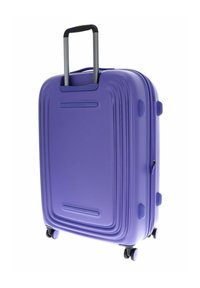 Valise rigide violette avec une surface texturée, poignée extensible, quatre roues et une fermeture éclair pour un emballage sécurisé.