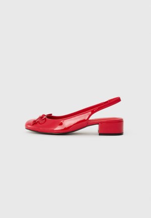 Rode lakleren slingback met lage blokhak en decoratieve strik op de afgeronde neus, weergegeven in zijaanzicht op een neutrale achtergrond.