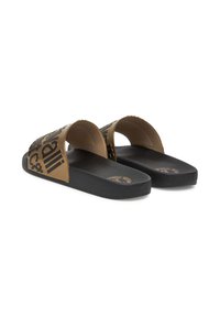 Ciabatte nere con suola testurizzata e strap prominenti marroni con audace lettering nero, progettate per il comfort e la facilità d'uso.