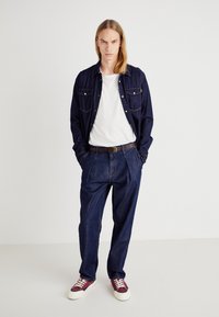 Levi's® NARROW UNISEX - Pas - brown