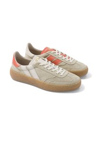 Paire de baskets en daim beige avec des bandes en cuir blanc et orange et des semelles en gomme, présentées côte à côte sur fond blanc.