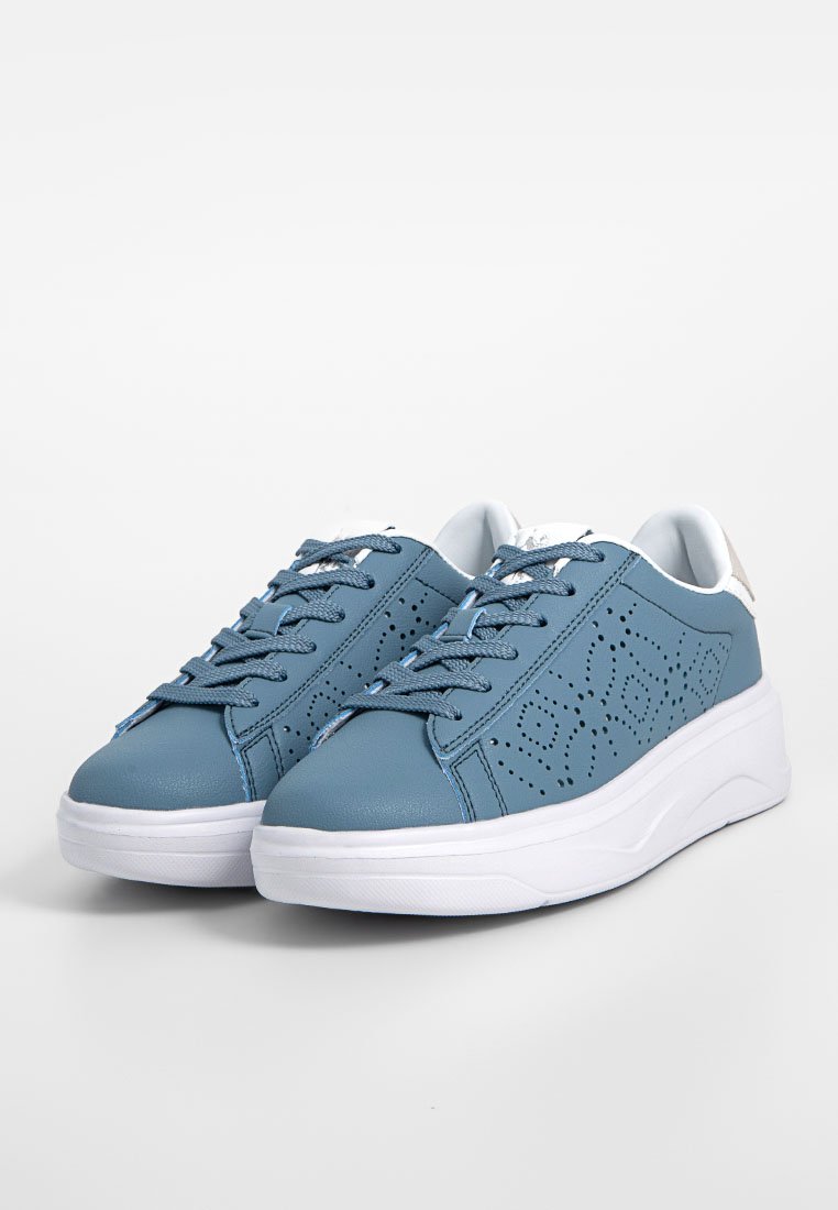 Zapatillas de cuero azul con diseño perforado, suela blanca y cordones. Presentan una textura suave y una forma redondeada.