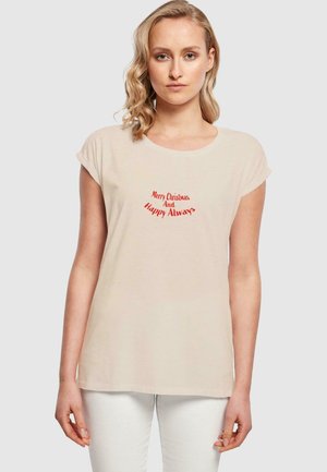 Tricou bej din bumbac cu mâneci scurte răsucite, care prezintă un text roșu ce spune "Crăciun Fericit și La Mulți Ani" într-un design curbat.