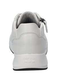 Hvide lædersportssko med en glat overflade, udstyret med en bagkanalslukning og sort gummisål. "JOSEF SEIBEL" præget på hælen.