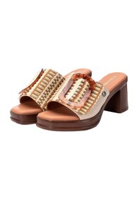 Sandalias de dedo con patrón tejido, parte superior trenzada en color tostado, tira transparente y tacón grueso marrón. Plantilla acolchada para mayor comodidad.