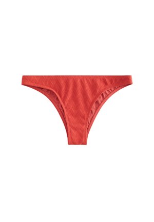 Czerwony teksturowany dół od bikini z niskim stanem i elastycznym pasem, wyświetlany na białym tle.