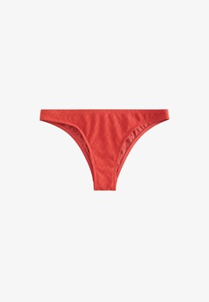 Bas de bikini rouge texturé avec une coupe taille basse et une ceinture élastique, présenté sur fond blanc.