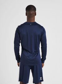 Marineblauwe sportshirt met lange mouwen en een ronde halslijn, gladde textuur, en contrasterende strepen langs de schouders, gecombineerd met bijpassende shorts.