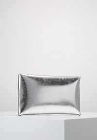Silver metallic clutch-väska med rektangulär form. Slät yta, något reflekterande yta, och ingen synlig hårdvara eller mönster.