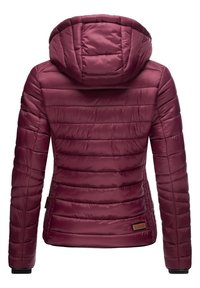 Bordeaux pufferjack met een capuchon, gewatteerde textuur en elastische manchetten. Inclusief een leren logo patch op de onderste linkerzijde.