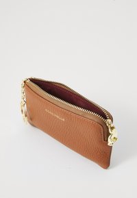 Borsetta in pelle marrone con zip e finitura texturizzata, hardware dorato e fodera interna color mogano; presenta un anello per portachiavi su un lato.