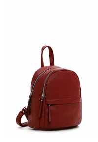 Zaino in pelle rossa di forma arrotondata, con due scomparti con zip e una tasca frontale. Presenta una texture liscia e una tracolla regolabile.