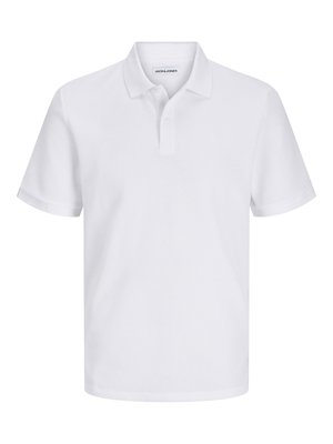 Polo blanc en tissu texturé, avec une patte de bouton, des manches courtes et un petit logo sur la poitrine.