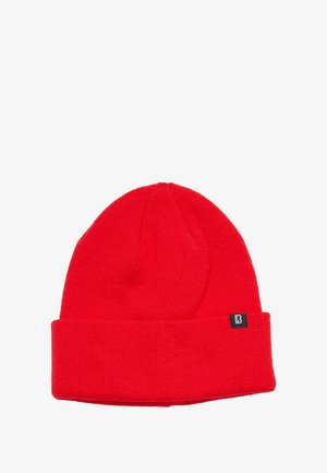 Rote Strickmütze mit umgeschlagenem Bündchen. Strukturierter Stoff und ein kleines schwarzes Etikett an der Seite. Einfaches, rundes Oberteil-Design.