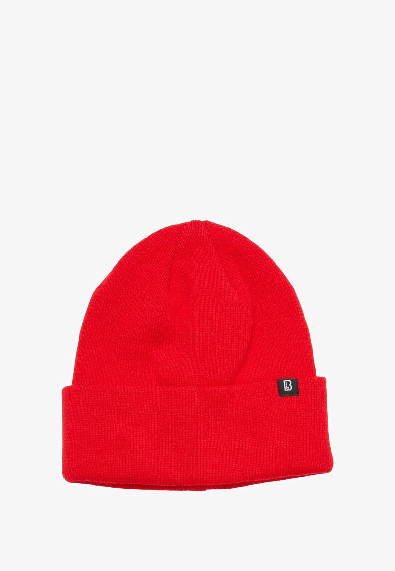 Raudona megzta kepurė su sulenkta rankogaliu. Tekstuota medžiaga ir mažas juodas etiketė šone. Paprastas, apvalios karūnos dizainas.