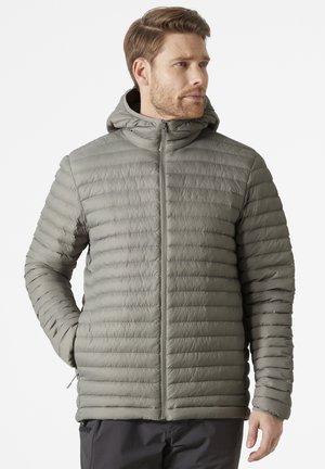 Chaqueta aislante de color gris claro con capucha, que presenta un textura acolchada horizontal, cremallera frontal completa y bolsillos laterales. Acabado suave.