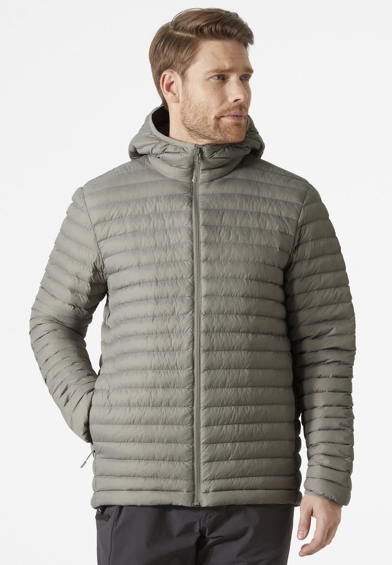 Hellgraue isolierte Jacke mit Kapuze, versehen mit horizontaler Steppung, durchgehendem Reißverschluss und Seitentaschen. Glatte Oberfläche.