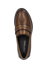 Mocassin en cuir marron avec texture lisse, bout arrondi et couture décorative. Comprend un logo sur la semelle intérieure et sur le côté.