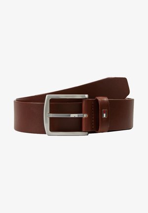 Bruine leren riem met een zilveren rechthoekige gesp en een klein rechthoekig rood, wit en zwart logo op de riemlus.