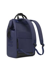Sac à dos bleu marine avec une finition texturée, doté de bretelles rembourrées ajustables, de deux poignées supérieures et d'un compartiment zippé avec un fond noir.