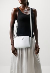 Guess NOELLE COMPARTMENT  - Olkalaukku - white