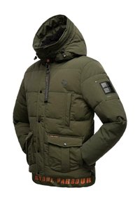 Olivgrön puffjacka med huva, framfickor och en orange logotyp vid fållen. Har en texturerad yta och justerbara dragband.