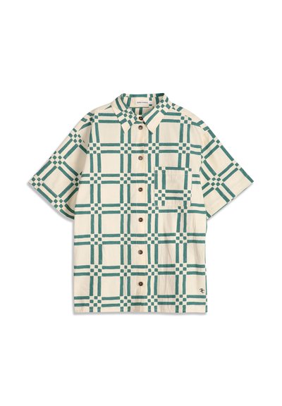 Chemise à manches courtes boutonnée avec un grand motif à carreaux verts et crème et une poche poitrine devant sur fond blanc.
