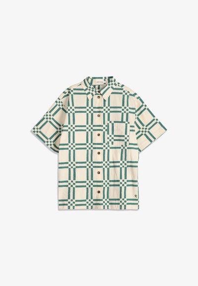 Chemise à manches courtes boutonnée avec un grand motif à carreaux verts et crème et une poche poitrine devant sur fond blanc.
