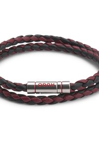 Lederarmband in Schwarz und Burgunderrot mit geflochtenem Design. Silberner Verschluss mit rotem "HUGO"-Branding. Glatte Textur, verstellbare Passform.