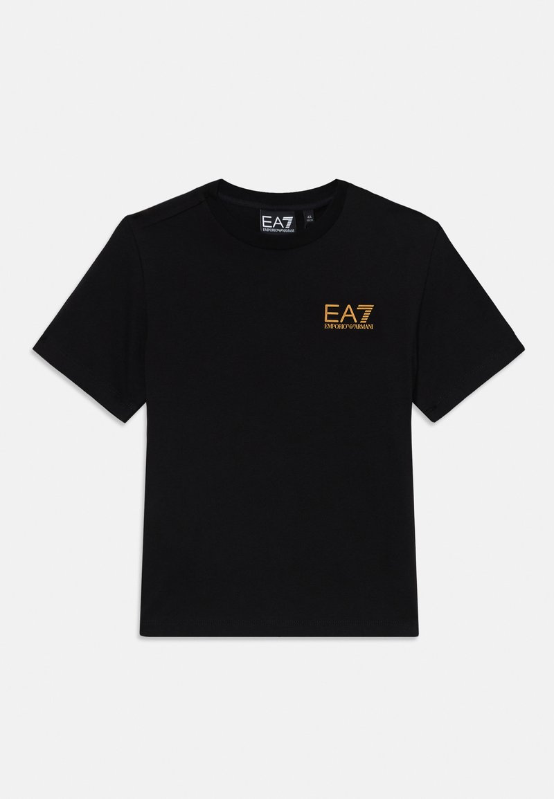 T-shirt in cotone nero con maniche corte, decorato con un logo EA7 in rilievo dorato sul lato sinistro del petto. Collo alla marinara classico e dettagli di cucitura sottili.