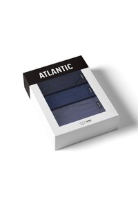 Trzy krawaty w przezroczystym pudełku, w tym ciemnoniebieski krawat w kropki, jednolity granatowy krawat oraz krawat w jasnoniebieskim odcieniu. Pudełko oznaczone napisem "ATLANTIC."