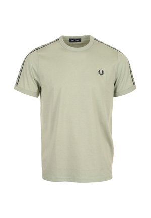 Camiseta de manga corta de color verde claro con logo negro en el pecho izquierdo y franjas negras con patrón que recorren ambos hombros.