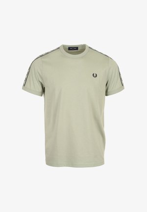 Camiseta de manga corta de color verde claro con logo negro en el pecho izquierdo y franjas negras con patrón que recorren ambos hombros.