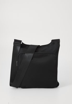 Czarna torba na ramię wykonana z gładkiego materiału, z szerokim regulowanym paskiem, przednią kieszenią na zamek błyskawiczny oraz minimalistycznym designem.