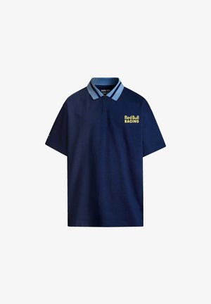 Marineblå polo skjorte med lyseblå krave accenter. Har "Red Bull RACING" logo i gul. Lavet af struktureret stof, med korte ærmer.
