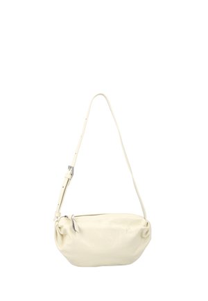 Skuldertaske i blødt læder i cremefarve med en rynket top og en justerbar rem med spænde.