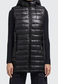 Czarna pikowana kamizelka bez rękawów z zamkiem z przodu, regulowanym kapturem i dwoma bocznymi kieszeniami o gładkiej, błyszczącej fakturze.