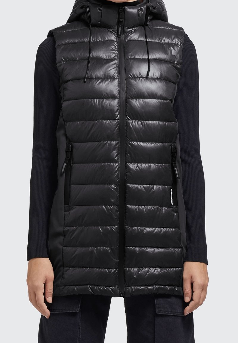Czarna pikowana kamizelka bez rękawów z zamkiem z przodu, regulowanym kapturem i dwoma bocznymi kieszeniami o gładkiej, błyszczącej fakturze.