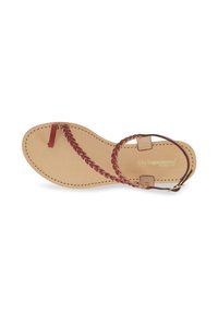 Sandalo piatto con suola in pelle tana, cinturino intrecciato rosso e cinturino alla caviglia marrone con fibbia. Design semplice con dettagli di cucitura.