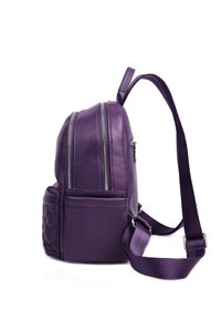 Zaino in pelle viola con finitura testurizzata, compartimenti con doppia cerniera, tasca laterale e spallacci regolabili.