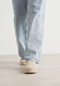 Calvin Klein Jeans EVA BOOT MID CHELSEA ICONIC - Korte laarzen - triple savannah tan