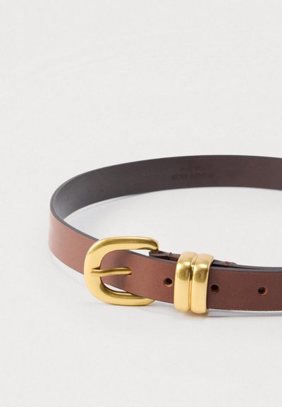 Καφέ δερμάτινη ζώνη με ομαλή υφή, με αγκράφα σε χρυσό τόνο και δύο χρυσές λεπτομέρειες. Σχεδιασμός με πολλαπλές τρύπες για ρυθμιζόμενο μέγεθος.