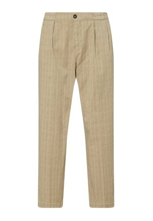 Beige bukser med tynde hvide lodrette nålestriber, forreste folder, knaplukning og lige, tilspidsede ben på hvid baggrund.