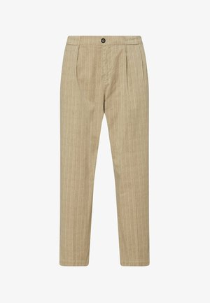 Beige bukser med tynde hvide lodrette nålestriber, forreste folder, knaplukning og lige, tilspidsede ben på hvid baggrund.