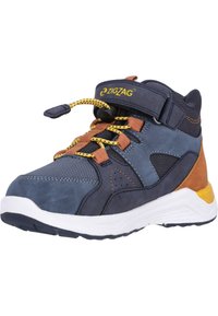 Midden-top sneaker van marineblauw en bruin suede, gaaspanelen, gele veters en een witte rubberen zool. Heeft een verstelbare band en demping.