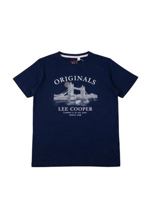 T-shirt bleu marine avec un motif blanc du Tower Bridge, texte "ORIGINALS", "LEE COOPER", et "London is in our jeans. SINCE 1908."